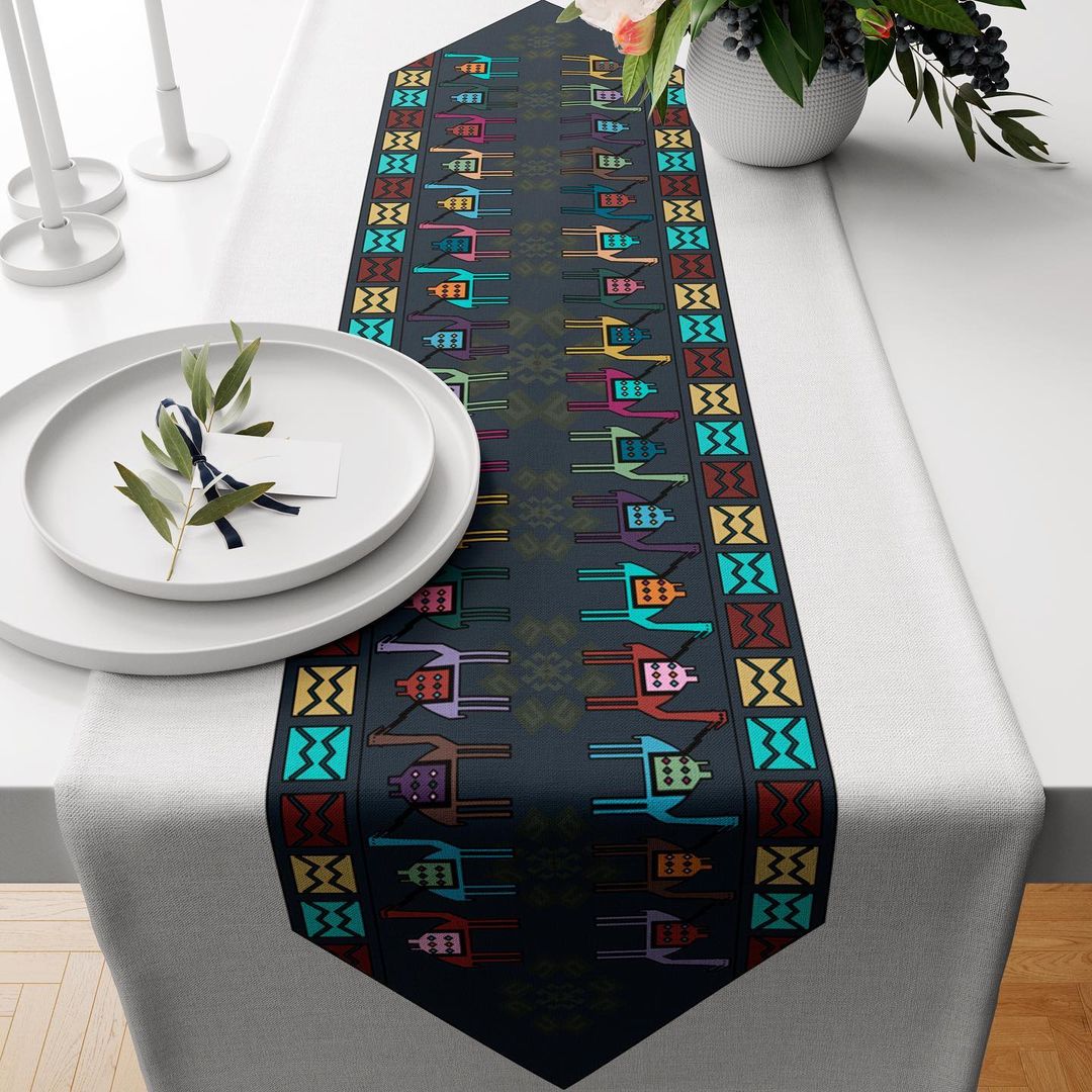 настольный раннер в восточном стиле с орнаментом и узором верблюдов