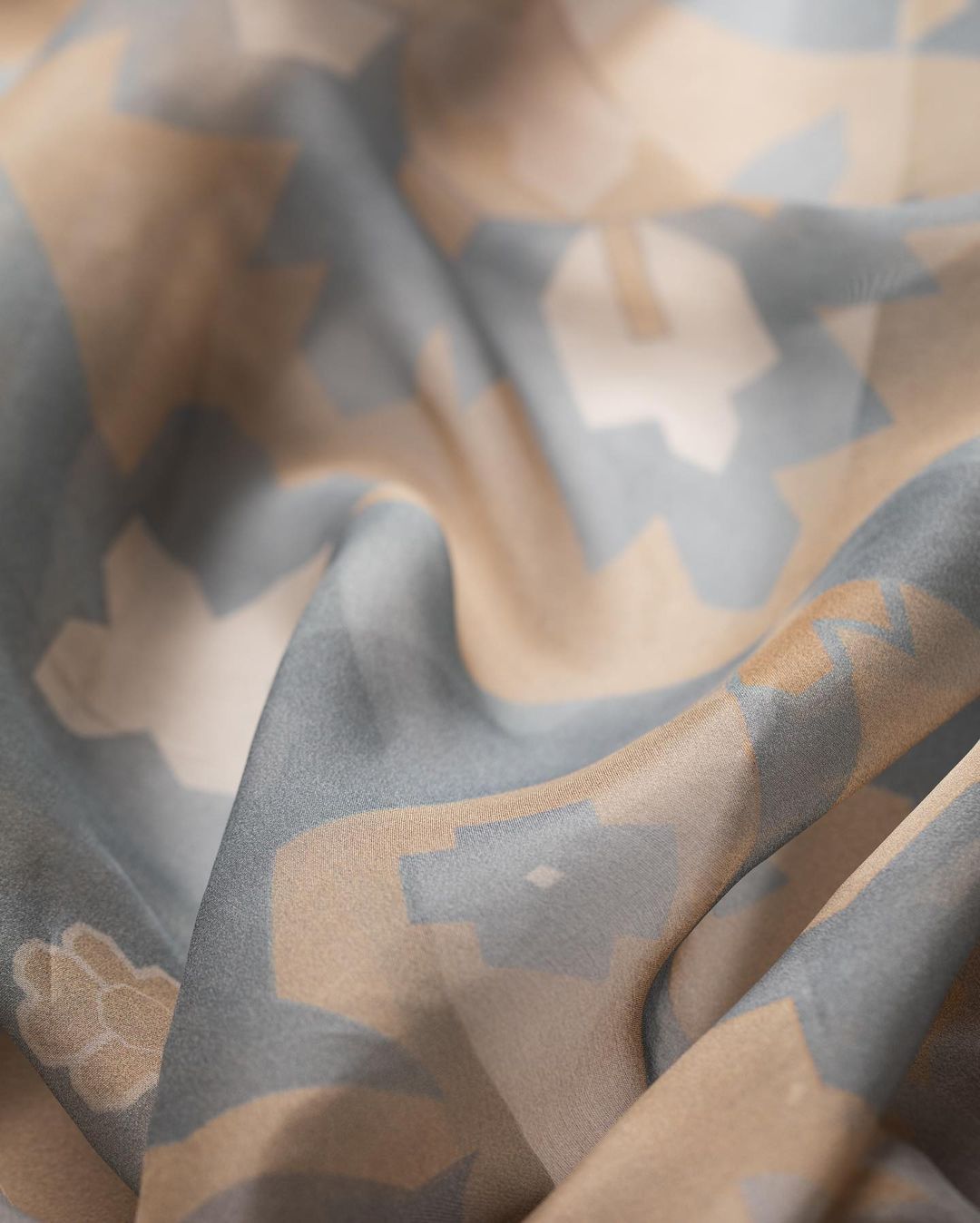 шелковая ткань с мягким геометрическим орнаментом в бежево-серых тонах